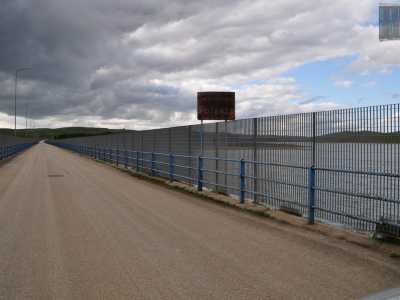 Torniamo all�auto e riprendiamo la strada asfaltata per dirigerci verso la sponda lucana del sito. Attraversiamo il ponte che attraversa lo specchio d�acqua...